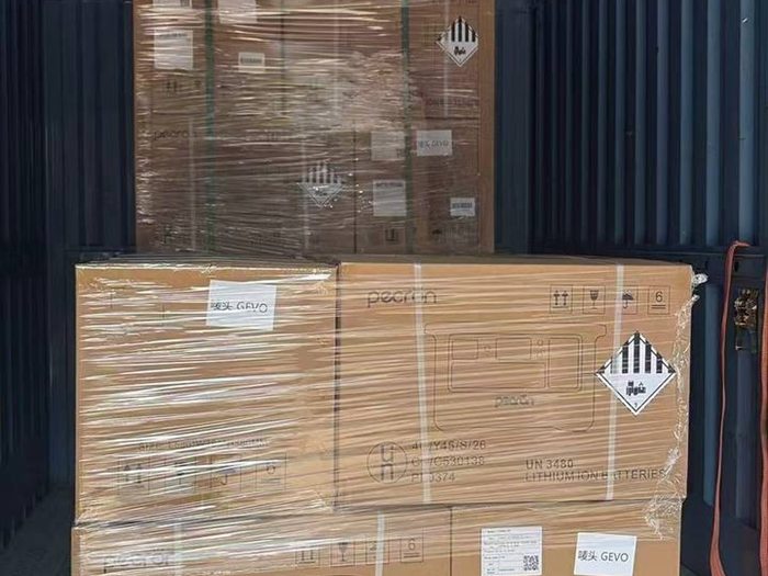 Паллеты с коробками PECRON в морском контейнере, маркировка UN 3480 Lithium ion batteries